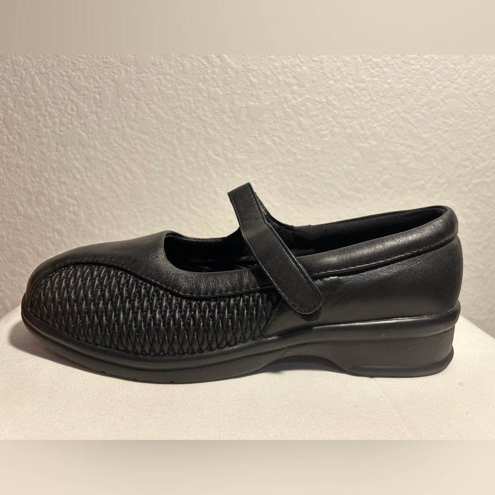 Women’s size 8 Propét “Erika” closed toe sandals in color black - Picture 2 of 3